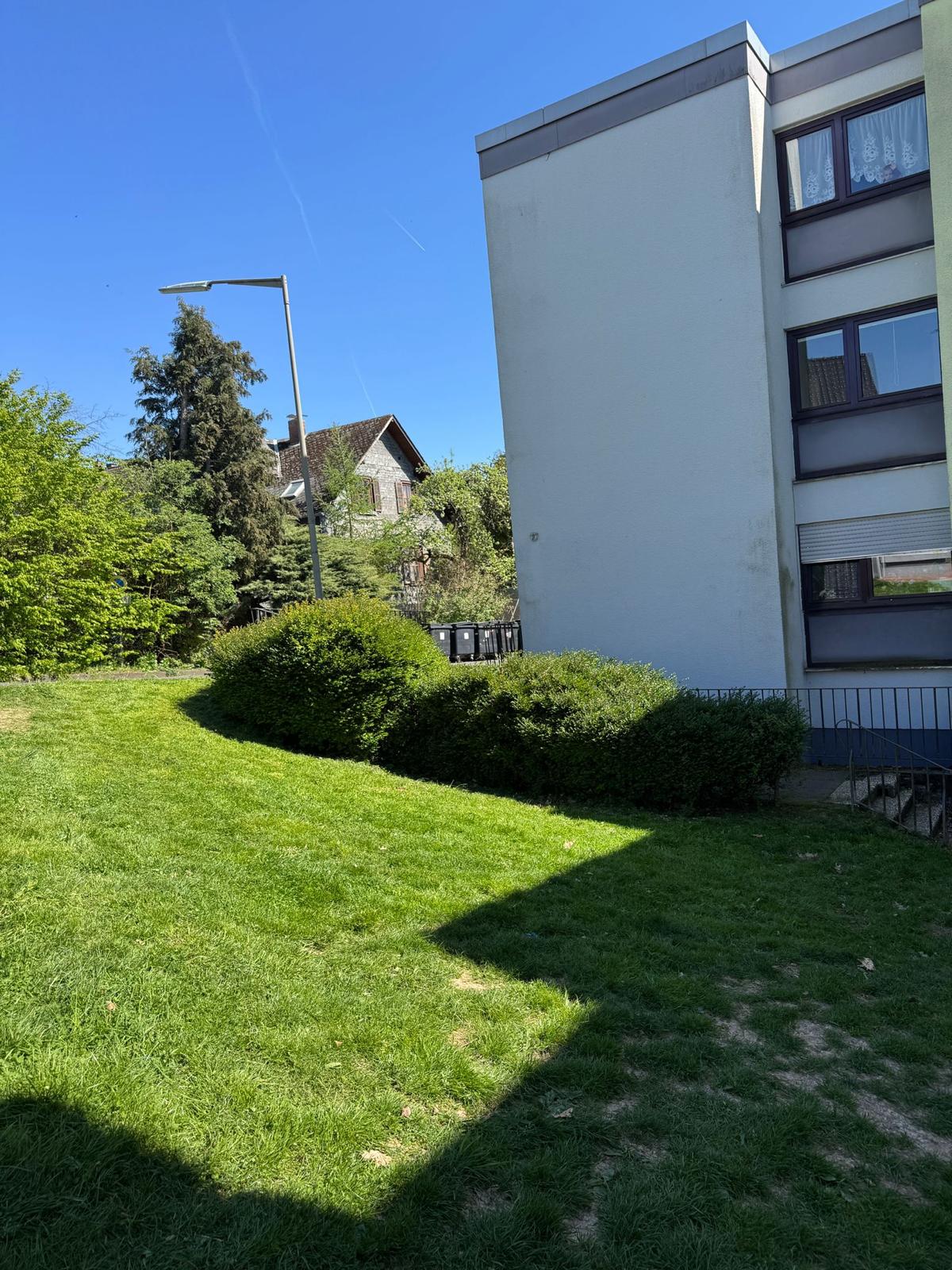 Gepflegte Grünanlage einer Wohnanlage