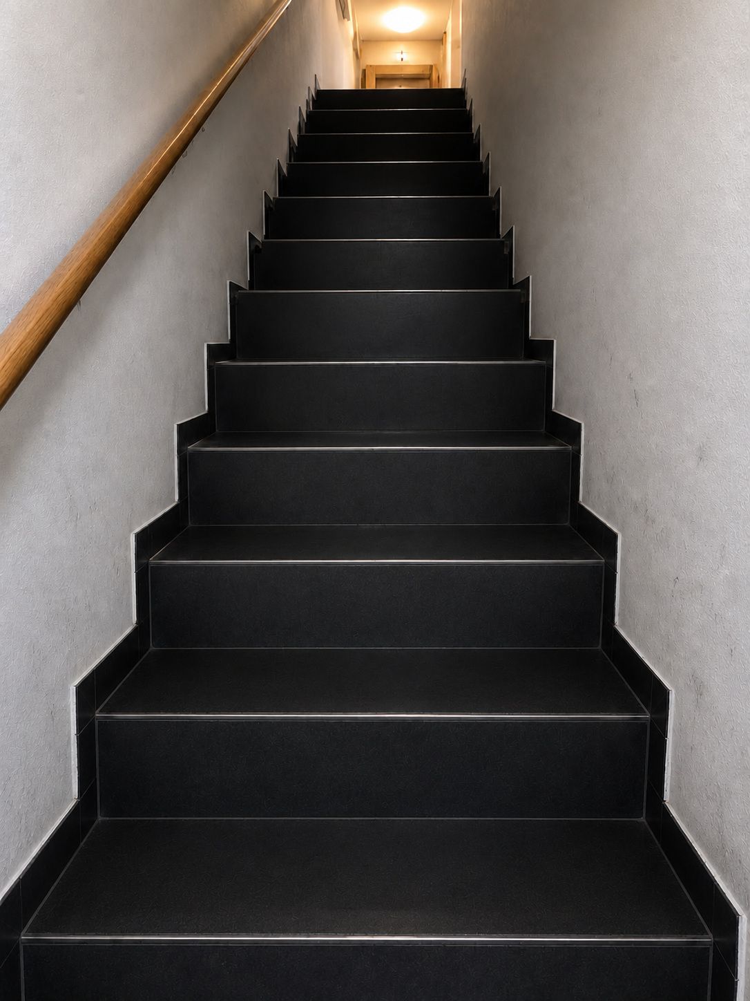 Dunkle Treppenstufen nach der Reinigung