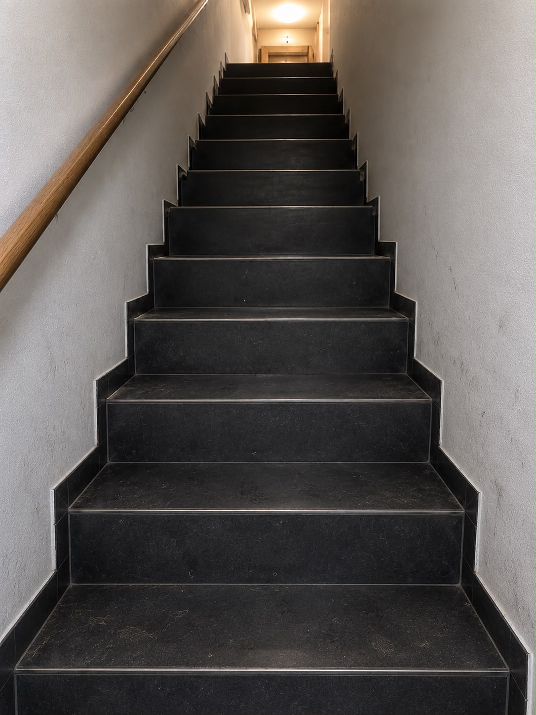 Treppenhausreinigung — vorher